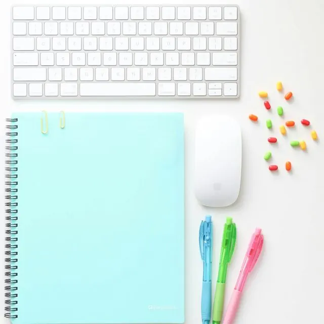 Teclado, mouse, caderno e canetas de escritório