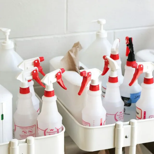 Frascos borrifadores e produtos de limpeza profissional