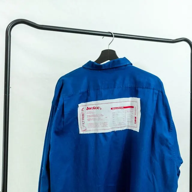Jaqueta de uniforme profissional no cabide